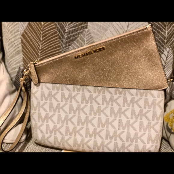 Michael Kors Handbags - Michael Kors Crossbody & Wristlet HOST PICK